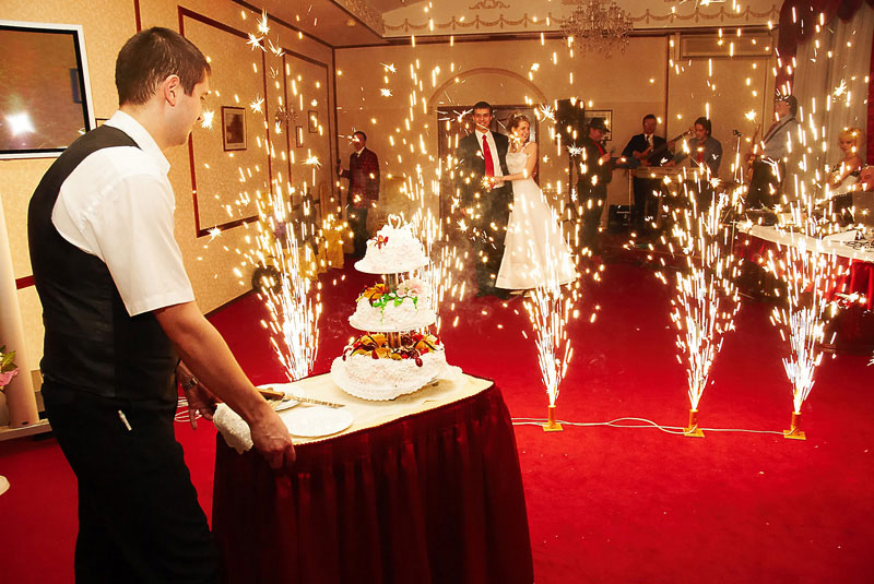 Холодные фонтаны, конфетти, горящие сердца на свадьбу, на праздник